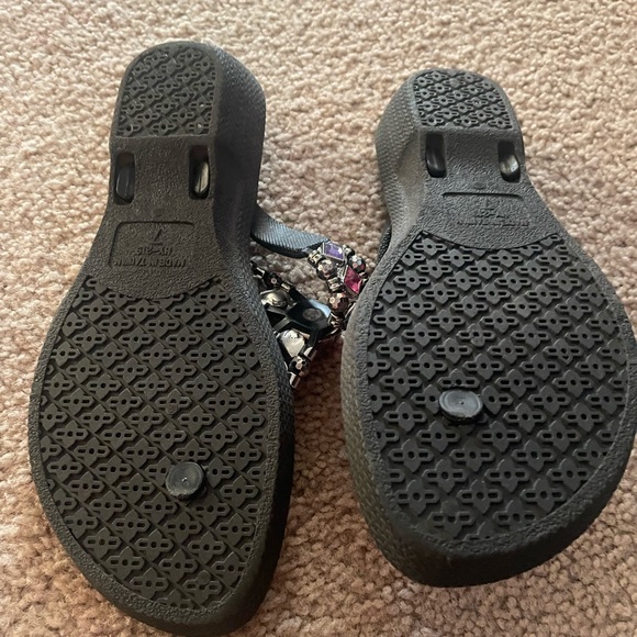 Pretty flip flops with bling, size 7 - Picture 2 of 4